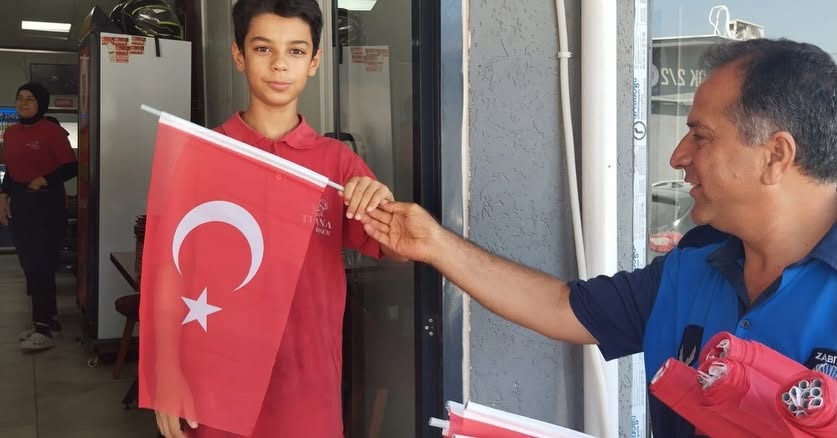 Kırıkhan’da 15 Temmuz Hazırlığı: Şehitlik Temizlendi, Esnafa Şanlı Bayrağımız Dağıtıldı.