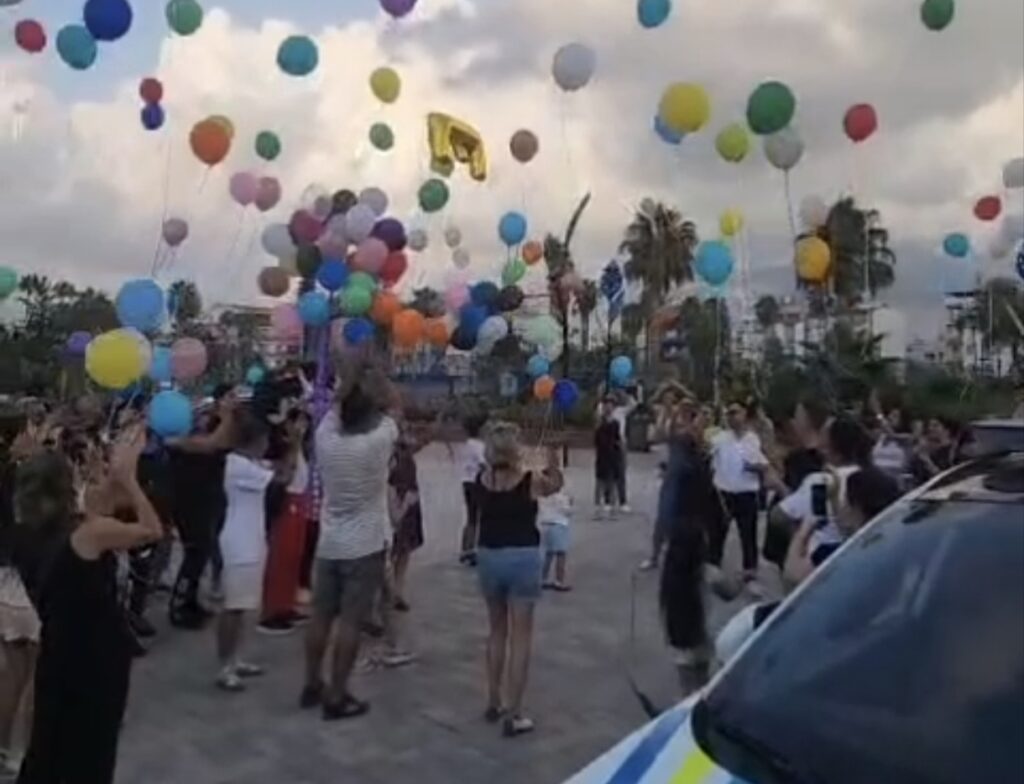 İskenderun’da Umut Dolu Anlar: Kanseri Yenen 7 Yaşındaki Ege İçin Balonlar Gökyüzüne Bırakıldı