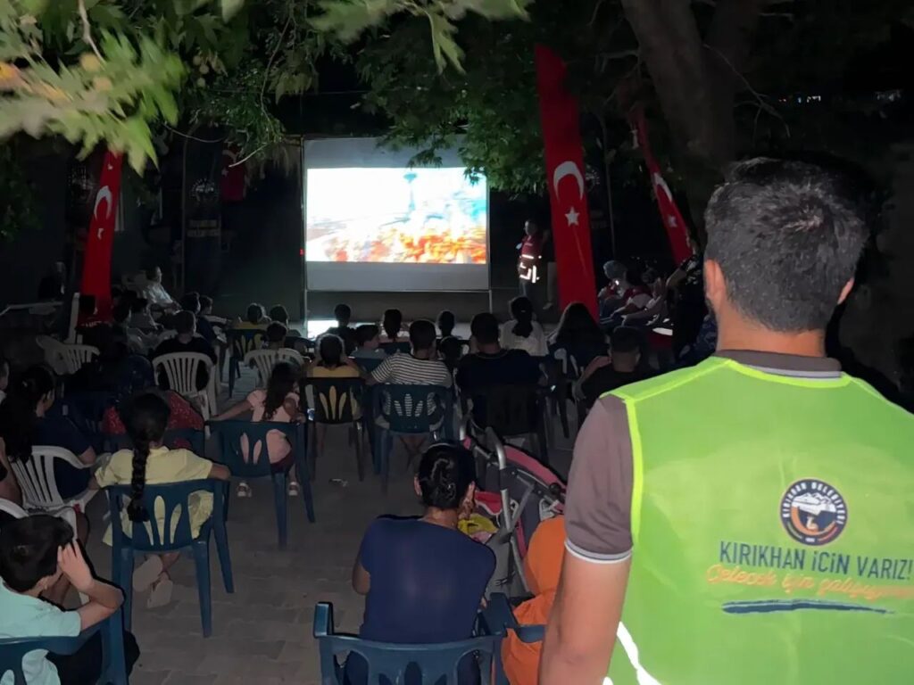 Kırıkhan’da Açık Hava Sinema Keyfi: Delibekirli Mahallesi’nde Unutulmaz Yaz Akşamı