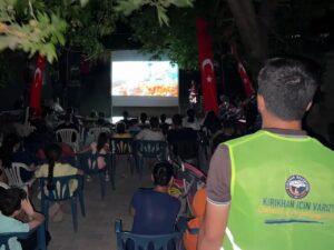 Kırıkhan’da Açık Hava Sinema Keyfi: Delibekirli Mahallesi’nde Unutulmaz Yaz Akşamı