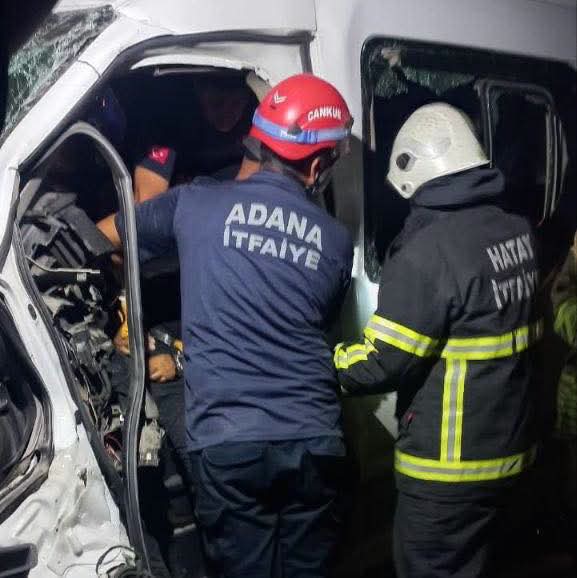 Erzin’de Feci Kaza: Burnaz Mevkii Savaş Alanına Döndü! 1 Ölü, 14 Yaralı