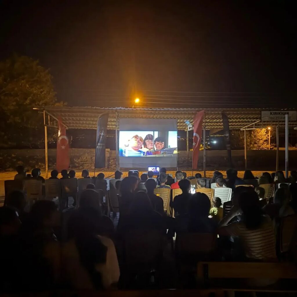 Kırıkhan’da Sinema Coşkusu: İncirli Mahallesi’nde Açık Hava Etkinliği